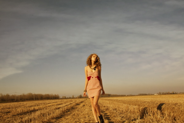 fashion\110230Welcome.spring\luca_patrone_aurora_potenti_welcome_summer04.JPG